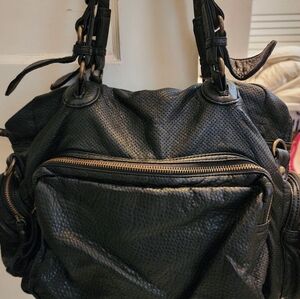 XXII Forever21 Ladies faux soft pebbled shoulder bag. Many zips,pockets.EUC